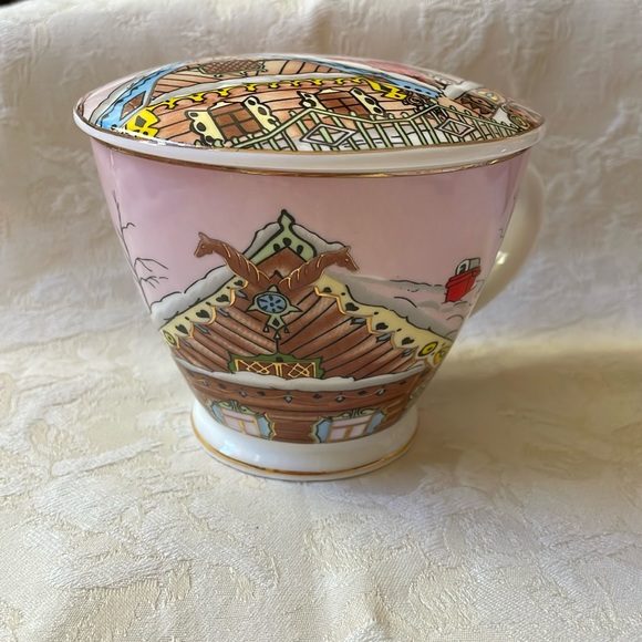 Grace fine ceramic Russian winter wonderland gingerbread house tea Cup & lid - Picture 2 of 8